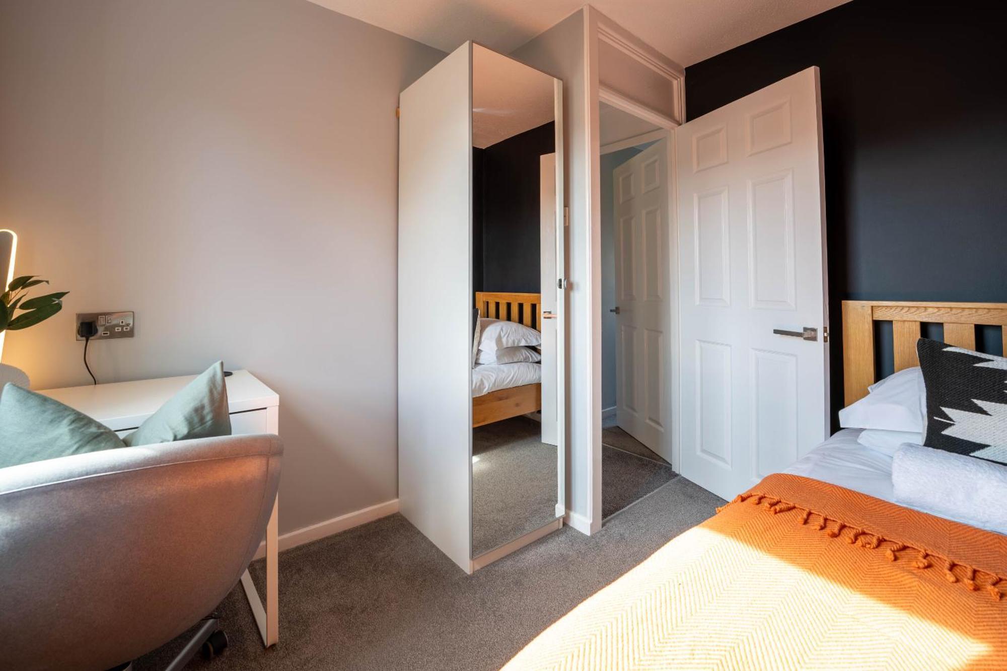 Gatwick Place - 4 Bed 2 Bath Self Contained House With Private Garden Horley Ngoại thất bức ảnh