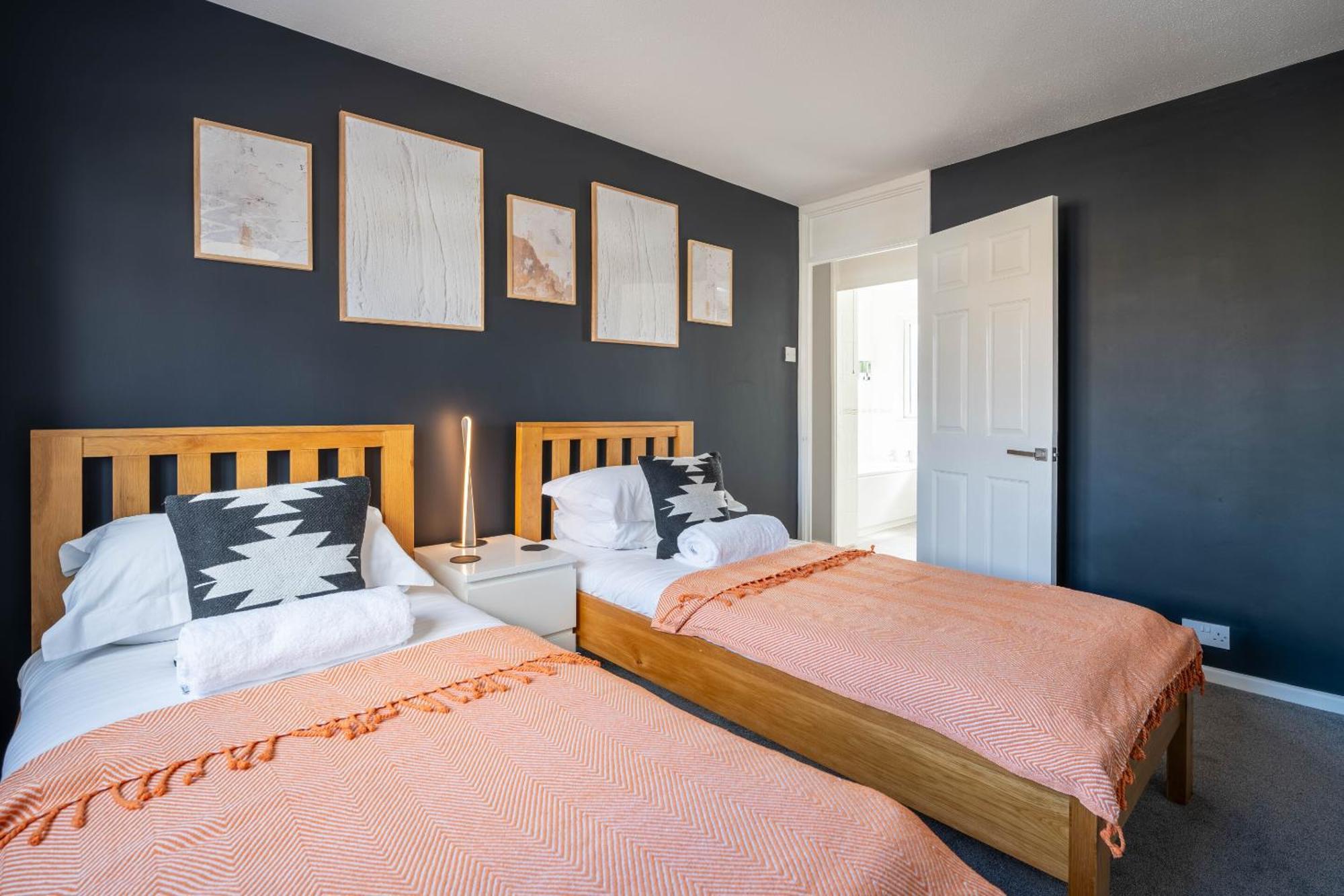 Gatwick Place - 4 Bed 2 Bath Self Contained House With Private Garden Horley Ngoại thất bức ảnh