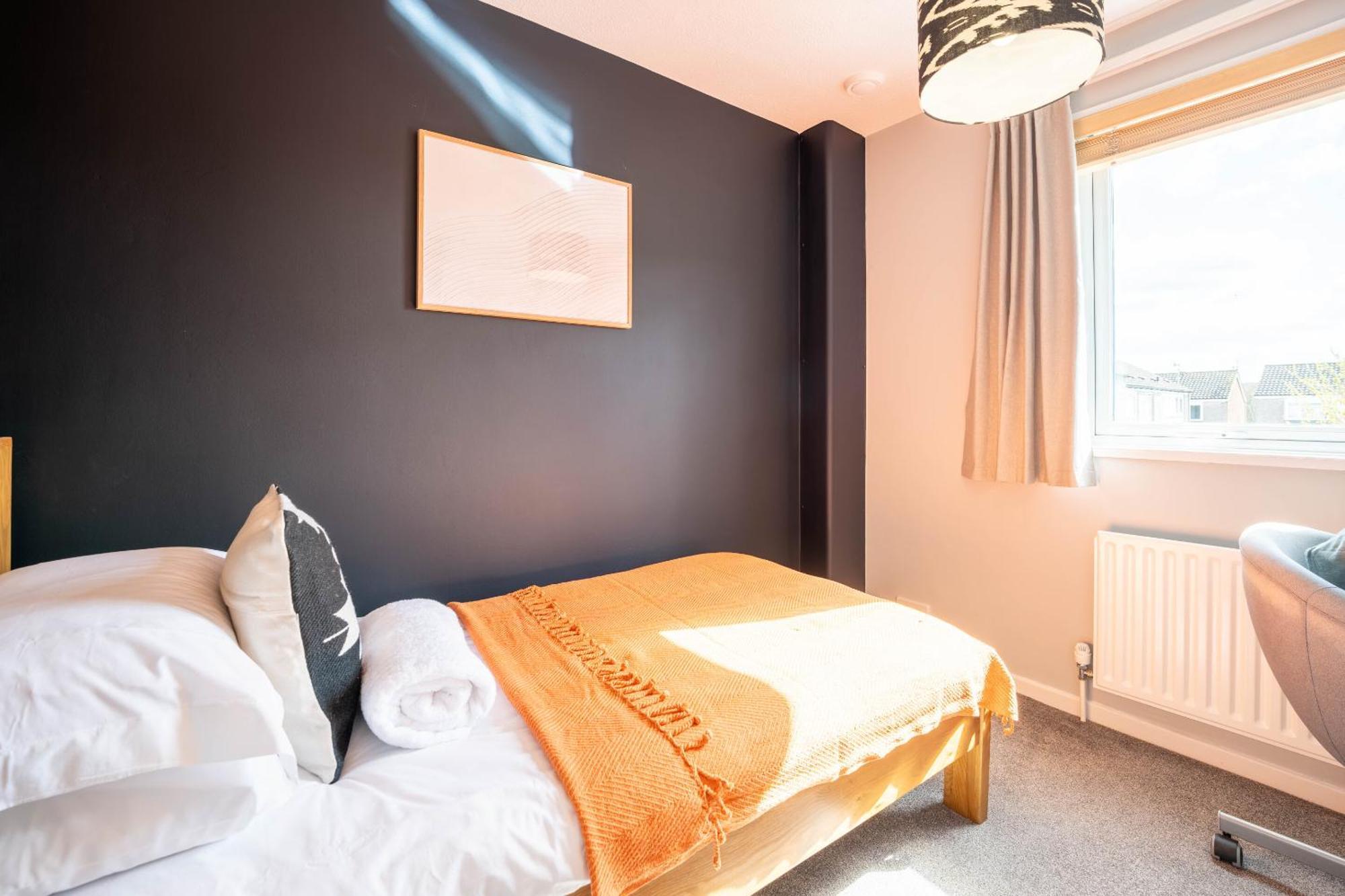 Gatwick Place - 4 Bed 2 Bath Self Contained House With Private Garden Horley Ngoại thất bức ảnh