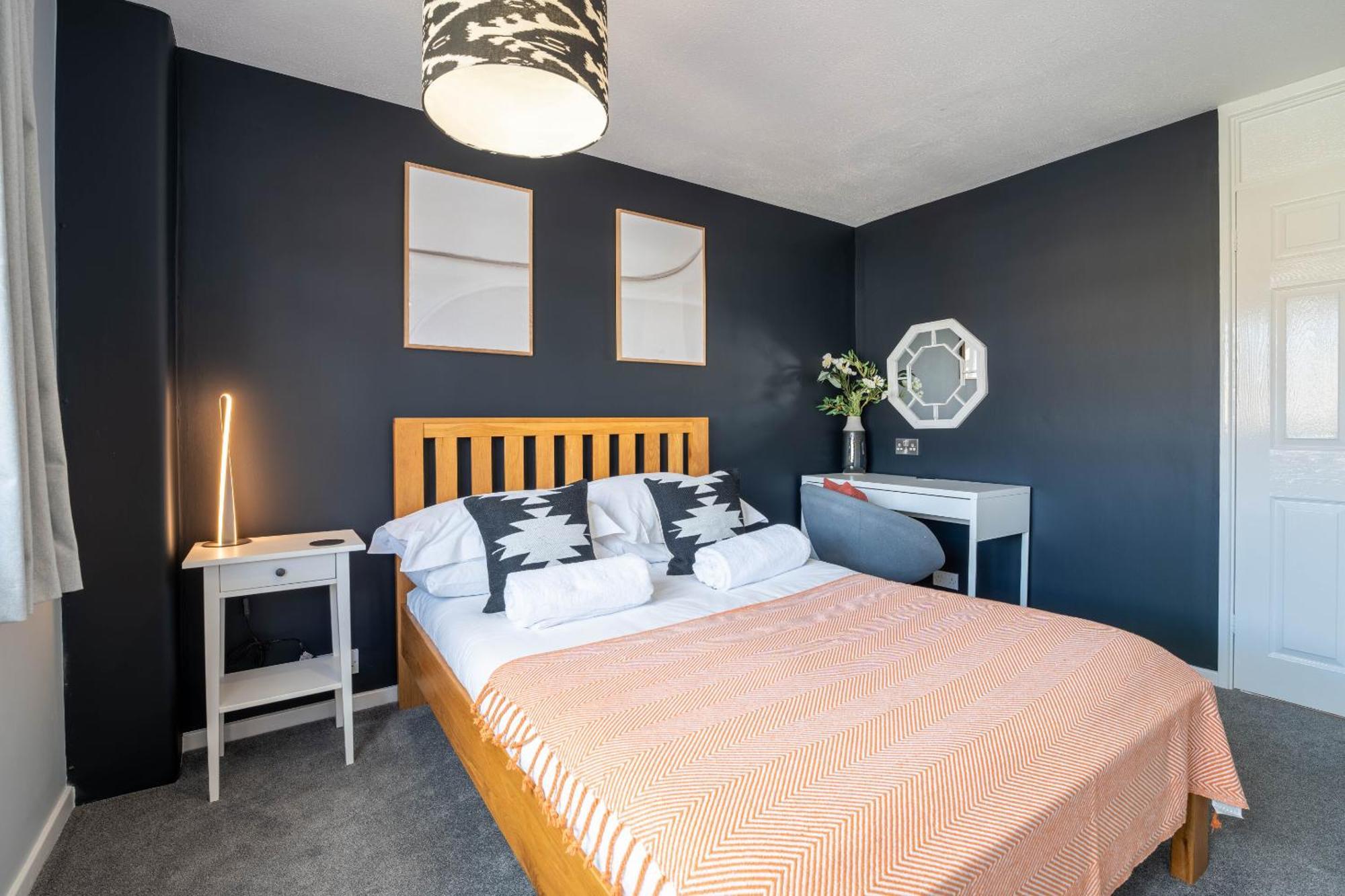 Gatwick Place - 4 Bed 2 Bath Self Contained House With Private Garden Horley Ngoại thất bức ảnh