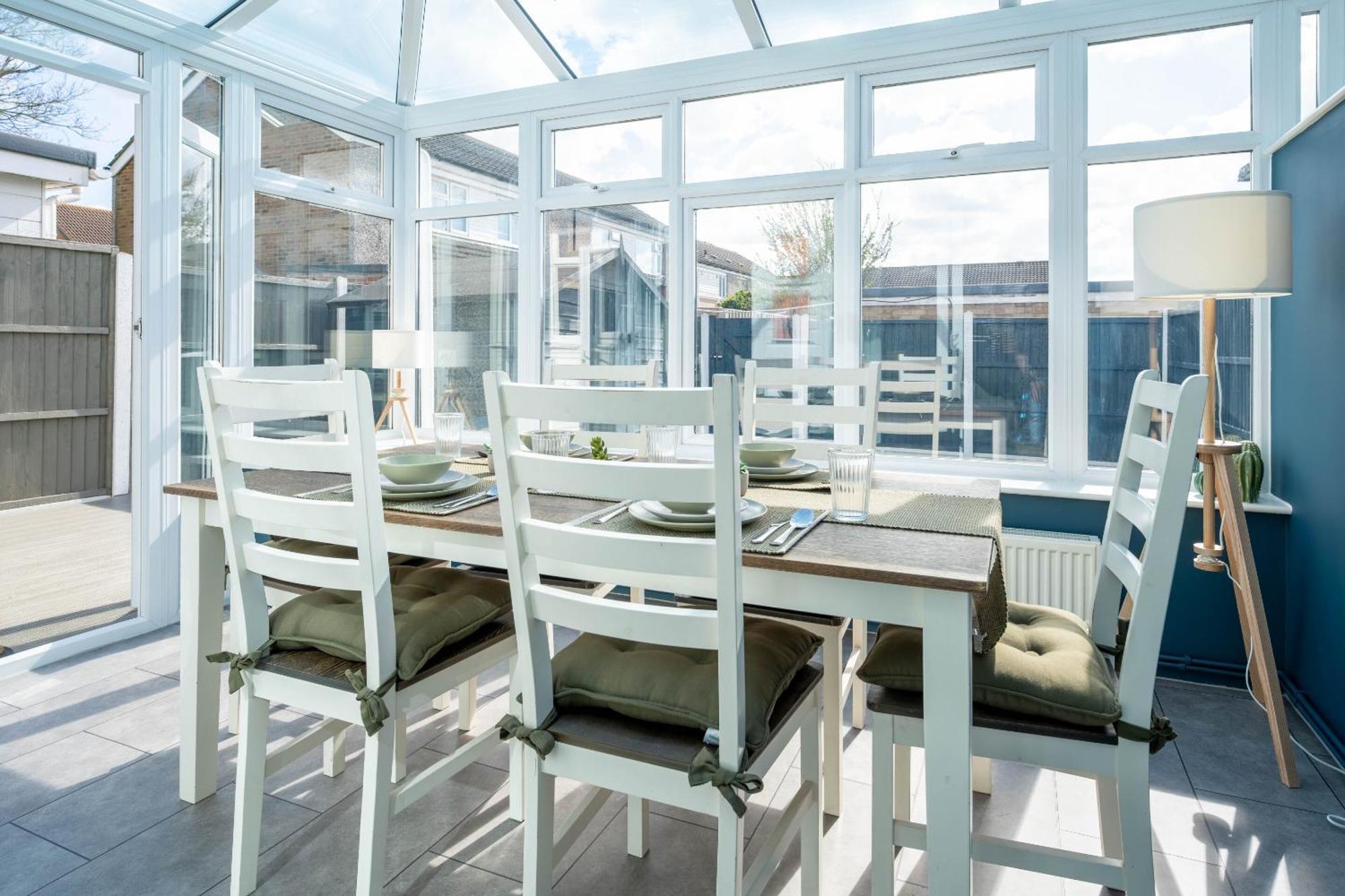 Gatwick Place - 4 Bed 2 Bath Self Contained House With Private Garden Horley Ngoại thất bức ảnh